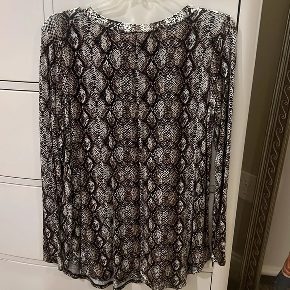 Zenana animal print long sleeve Tunic. Medium. New without Tags. - Picture 2 of 2